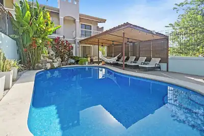 Image de Hermosa Oasis | Updated Walkable Retreat w/Pool