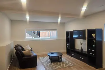 Image de Modern Private 1-Bedroom Suite – Clean, Quiet, Full Kitchen