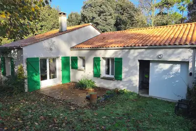Image de Maison bord de mer, grand jardin, terrasse, 150m de la plage, bordure forêt