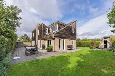 Image de Luxurious detached vacation home with unique garden sauna