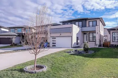 Image de Brand New 2br Suites + Private entrance with Free parking & washer, dryer & iron