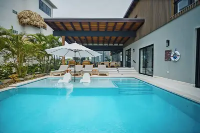 Image de Luxury beachfront 4 bedroom home with private pool on Placencia Caye