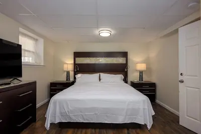 Image de Beautifully furnished house located in sought after Rosedale community.