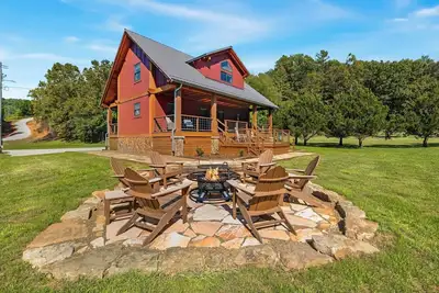 Image de Cade’s Cabin in the beautiful Ozark Mountains- sleeps 8