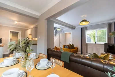 Image de Pass the Keys | 4-Bed Home with Garden & Parking | Near Durham