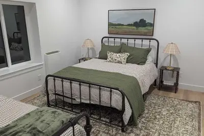 Image de Newly constructed, charming, ski-on ski-off condo