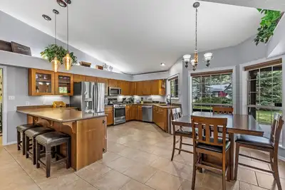 Image de Single Level Home, fire pit & Sleeps 8!