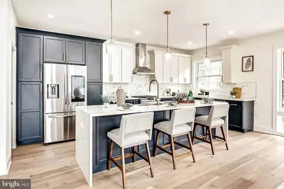 Image de Luxury 5 Br 4 Baths Estate w/opt Bsmnt: Nonsmoking