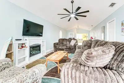 Image de Canal-Front Home w/ Boat Dock & Lanai in Hudson