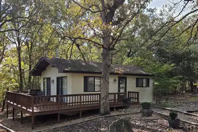 Image de Ozark Mountain Woodland Lake Deluxe Cottage