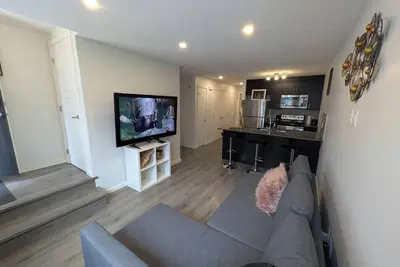 Image de 1-Bedroom + Sofa Bed - Private Condo Suite Seton