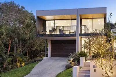 Image de Peaceful sanctuary above Manly's famous Shelly Beach. Four bedroom designer home