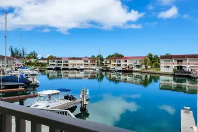 Image de A Serene Waterfront Retreat in Jolly Harbour