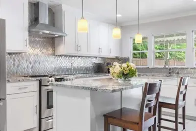 Image de Your Dallas Home Away from Home — Comfort, Convenience & Space to Work or Relax.