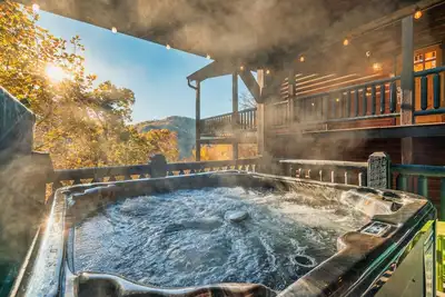 Image de Free Dollywood Tickets, Sauna, Hot Tub, Secluded Modern Cabin, Dogs Ok