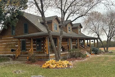 Image de Luxury 5-Bedroom Log Home on 40 Acres in Gated Farm Community