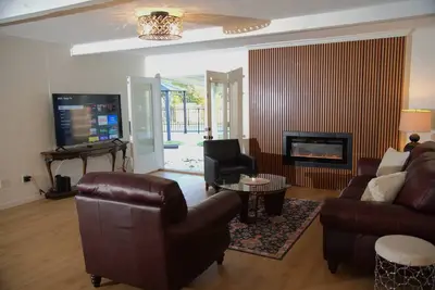 Image de 7-bedroom huge house with pool and pickleball court for large groups