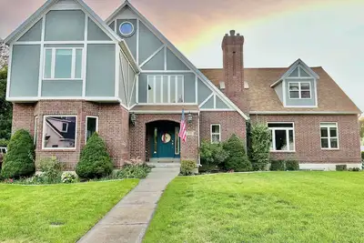 Image de Wonderful Tudor estate with 4700 sf and mountain views in Provo Riverbottoms