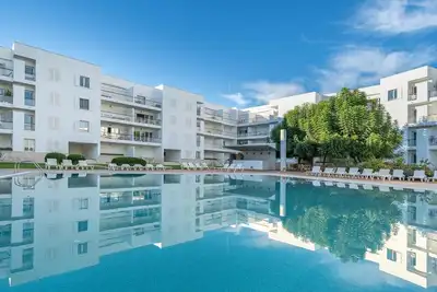 Image de Pool-view apartment in marina