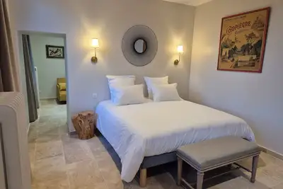 Image de Château de la Follie- Gîte du Bourgot\nEcrin de verdure surplombant la forêt.