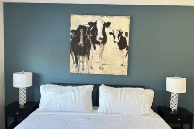 Image de 3 Bedroom | 65” Tv | King Bed | Fenced Yard | Near Downtown