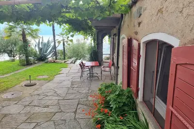 Image de Cozy vacation paradise with direct lake access and terrace seating area