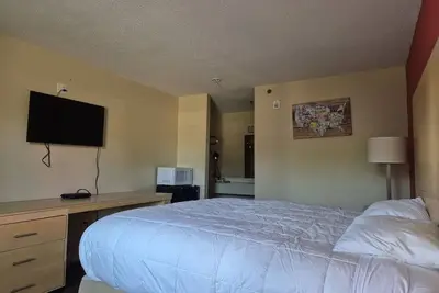 Image de 3 Rooms w/ Queen Bed for Budget-Conscious Travelers Near Attractions