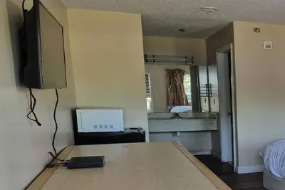 Image de 2 Affordable Queen Rooms Perfect for Local Adventures & Family Escapes