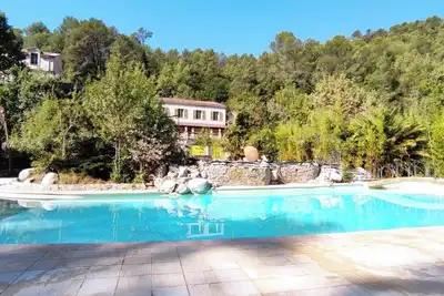 Image de Mobile tous équipés dans domaine privé au calme.