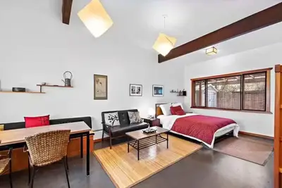Image de Quiet but Convenient Guesthouse in the heart of Brentwood. Backyard & amenities.