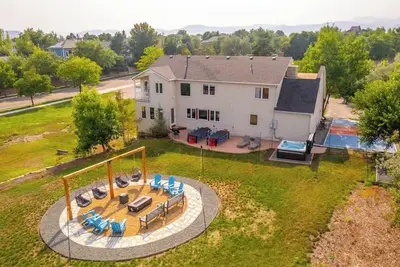 Image de Huge Lodge w Pickleball & HotTub! 15 min to Golden