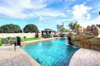 Image de 5-bedroom house in Chandler with heated pool, hot tub, and 2 primary’s