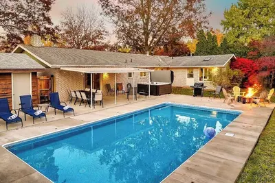 Image de Swimhaven | Pool | Hot Tub | Arcade