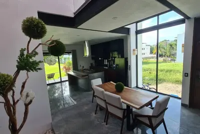 Image de Beautiful residential house near the beach!