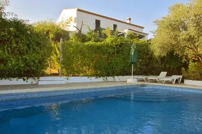 Image de Cortijo traditionnel andalou, avec piscine et entouré d’oliveraies