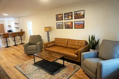 Image de Family-friendly 3-bedroom cozy bungalow- 10 mins to the Lake and 25 to Ski Area