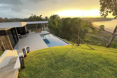 Image de Escape to your oceanfront retreat: Sea La Vie!