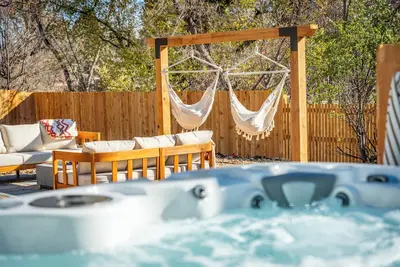 Image de Private Spa Retreat for 17 Sauna, Hot Tub, Theater