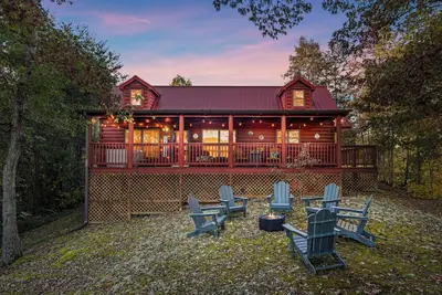 Image de 2br Cabin Retreat, King Bed, Hot Tub, Fire Pit, Scenic Views, Game Room