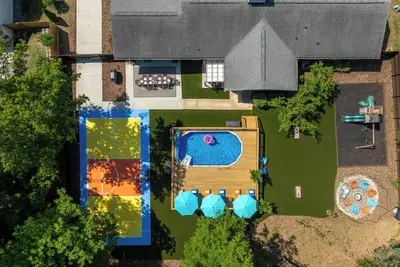 Image de Resort home: Pool, hot tub, Pickleball/basketball, Fire Pit 10 min from downtown