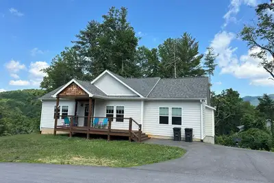 Image de 3-bedroom house with hot tub 🛀 in peaceful Fairview neighborhood