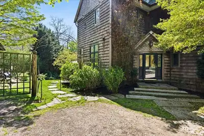 Image de An elegant and spacious 5 bedroom Woods Hole retreat with coastal charm.