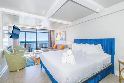 Image de Elegant Oceanfront King Suite with Electric Fireplace-Landmark 1430