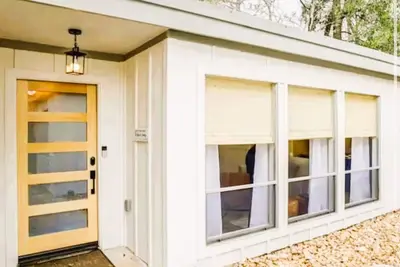 Image de Birdie Bungalow is a charming home on the 13th hole of the golf course.