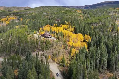 Image de Log home in the forest - incredible view of peaks to the south - private & cozy!