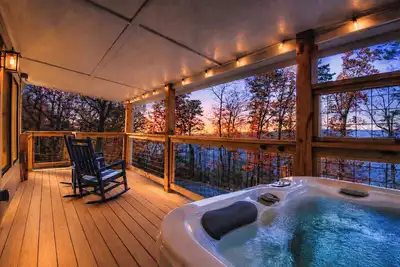 Image de Fall Fun - Luxury Couples Getaway - King Bed - Hot Tub - Beautiful Views