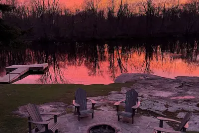 Image de Beautiful waterfront cottage w/ hot tub, firepit, fireplace and so much more!