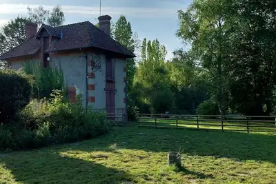 Image de gite avec un étang et parc en Sologne proche Chambord groupe 14 a 18 personnes