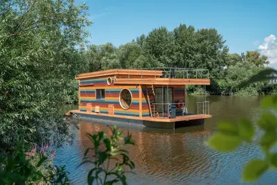 Image de Spacieuse péniche avec terrasse sur le toit, cheminée et balançoire sur la Dove Elbe