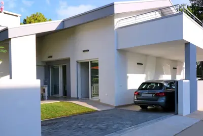 Image de Villa neuve avec jardin privé clôturé